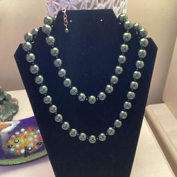 LaRadiant Brand 14 mm Simulated Glass Pearls in Green - Picture 4 of 7